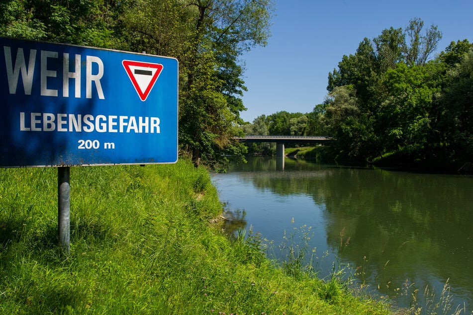Entlang der Isar warnen Schilder an Wehranlagen vor Lebensgefahr.