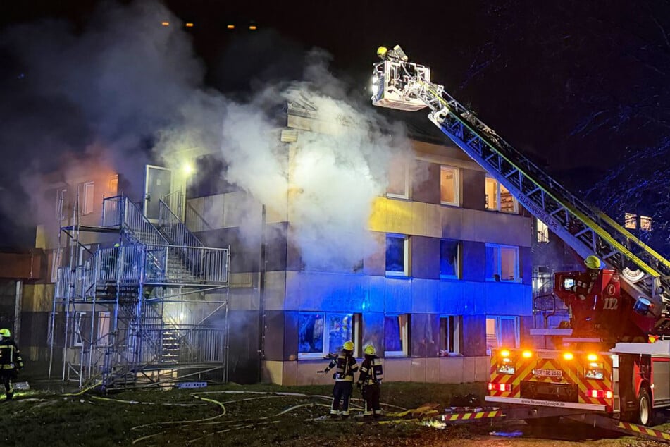 Unterkunft für Flüchtlinge in Flammen: Eine Person verletzt