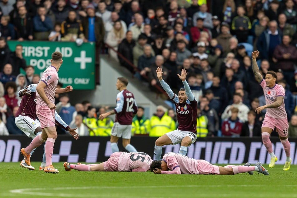 Üble Szene am Wochenende in der Premier League: nach einem Zusammenprall blieben Tyler Adams (26) und Adam Smith (34) verletzt liegen.
