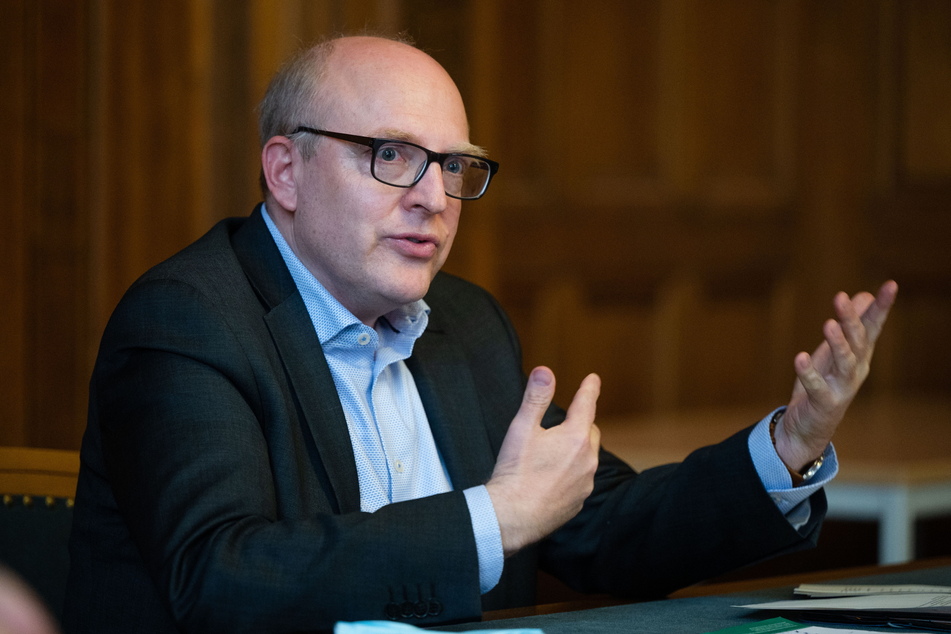 Vor dem Hintergrund von nicht-angemeldeten Demonstrationen mit mehreren Hundert Teilnehmern wünscht sich OB Sven Schulze (50, SPD) mehr Polizeipräsenz.
