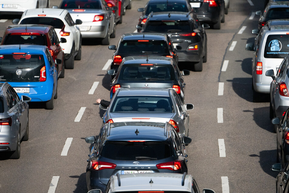 Dicht an dicht: Wer kommendes Wochenende auf den Straßen unterwegs ist, braucht Geduld.