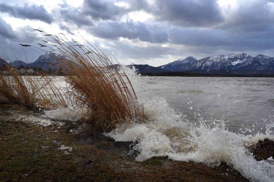 Das vom Sturm aufgepeitschte Wasser des Hopfensees in Füssen trifft auf die Uferpromenade. (Archiv)