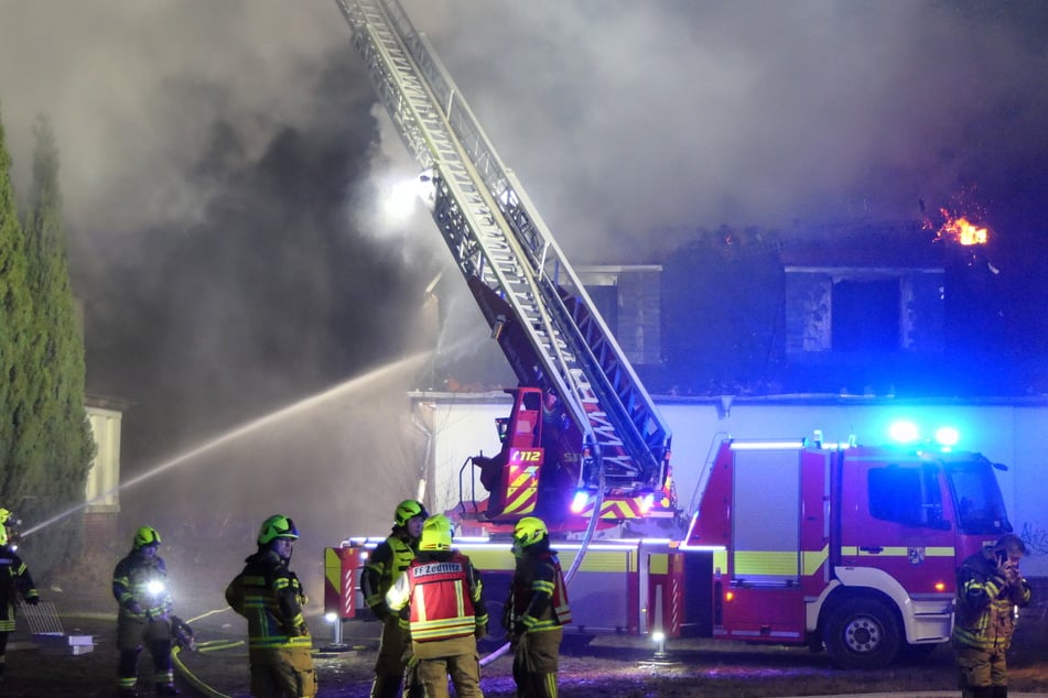 Die Feuerwehren des Landkreises Leipzig waren in der Nacht zu Dienstag in Borna gefordert. In gleich zwei Gebäuden war es zu Dachstuhlbränden gekommen.