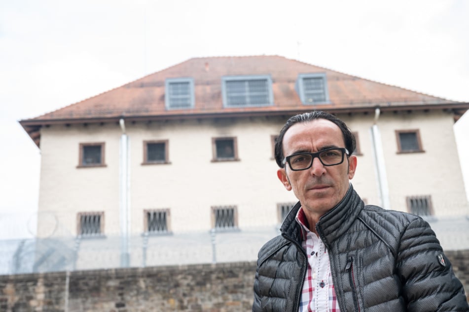 Buen Nuhiji steht vor der Außenstelle Villingen-Schwenningen der Justizvollzugsanstalt Rottweil. Er saß hier 360 Tage lang zu Unrecht als vermeintlicher Boss einer internationalen Drogenbande in U-Haft.