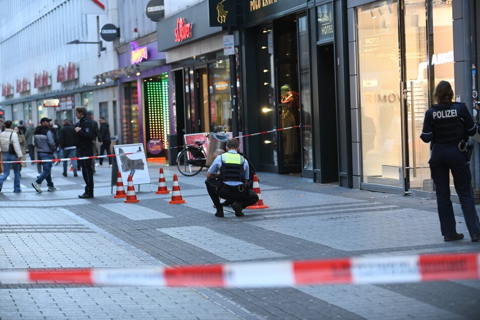 In der Kölner Innenstadt hat es kurz vor dem Abschiedsspiel von Lukas Podolski (39) eine brutale Messerattacke gegeben.