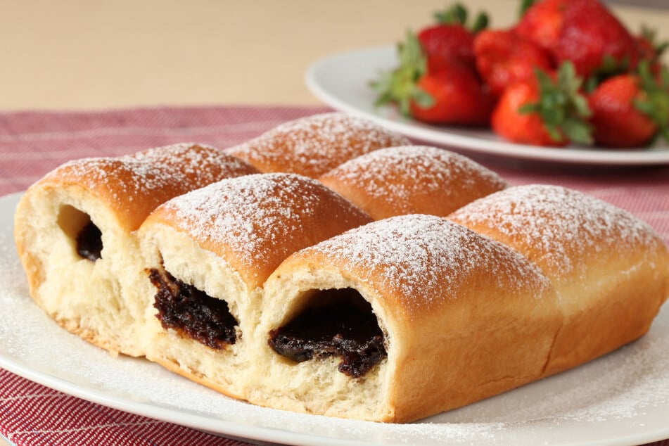 Noch besser schmecken Buchteln, wenn sie mit Pflaumenmus oder Marmelade gefüllt sind.