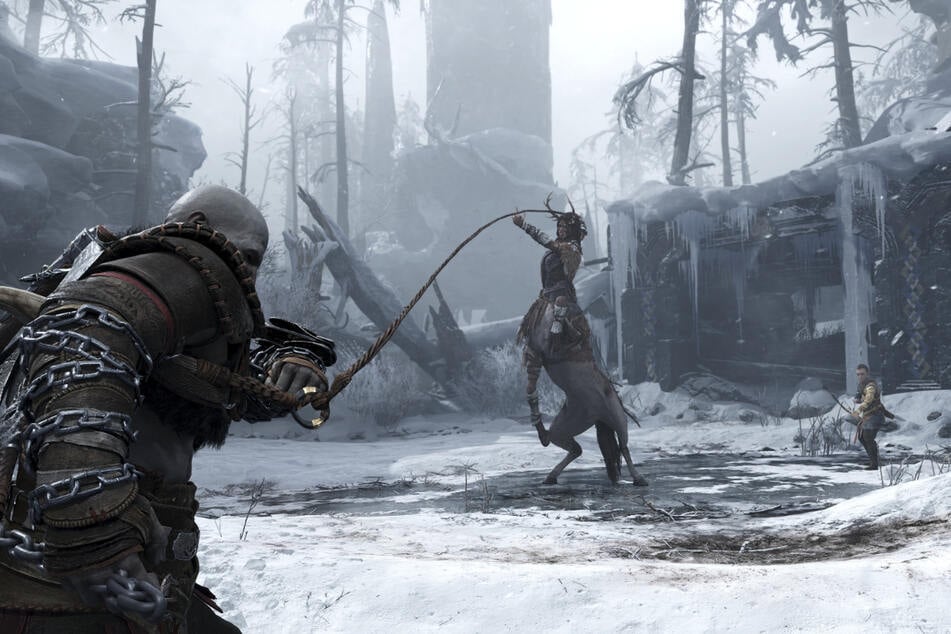 Mit dem Erfolgstitel "God of War: Ragnarök" packt Sony gleich noch ein aktuell sehr begehrtes Videospiel mit ins Bundle.