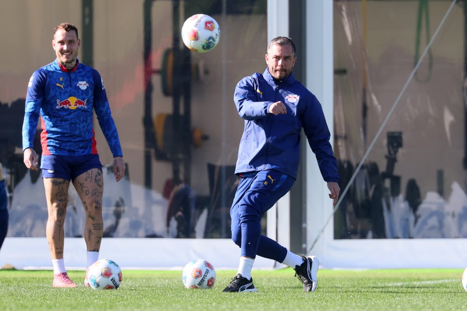 Sport-Boss Marcel Schäfer (41, r.) braucht Klarheit.