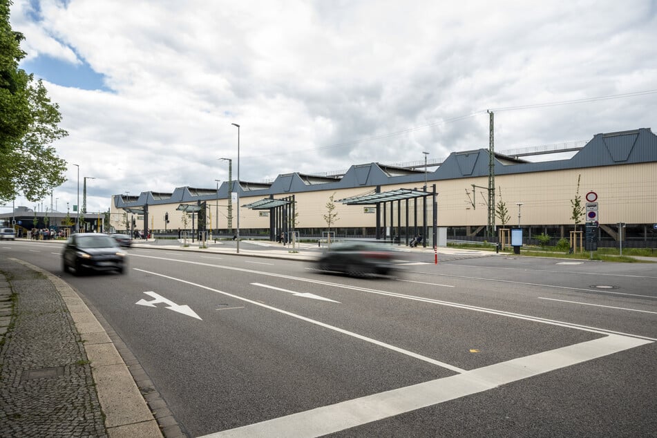 Das Fernbusterminal hinter dem Chemnitzer Hauptbahnhof: Hier wurde ein Mann (31) von einer fünfköpfigen Gruppe attackiert.