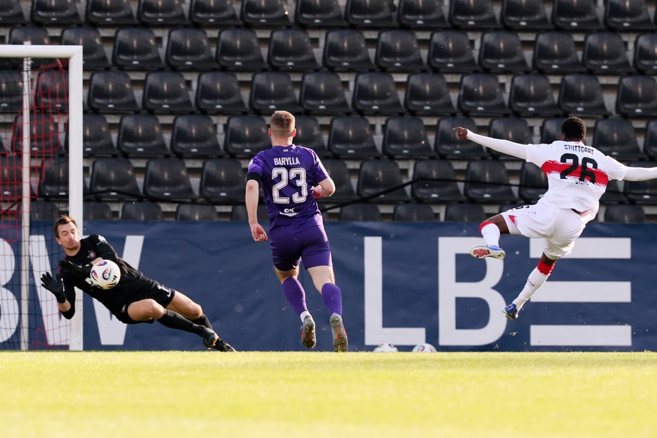 Zeigte wieder einmal eine starke Leistung: Aue-Keeper Martin Männel (l.) pariert gegen Justin Diehl (r.).