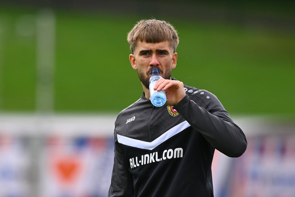 Für David Kubatta (20) ist die Flasche derzeit noch halbleer.