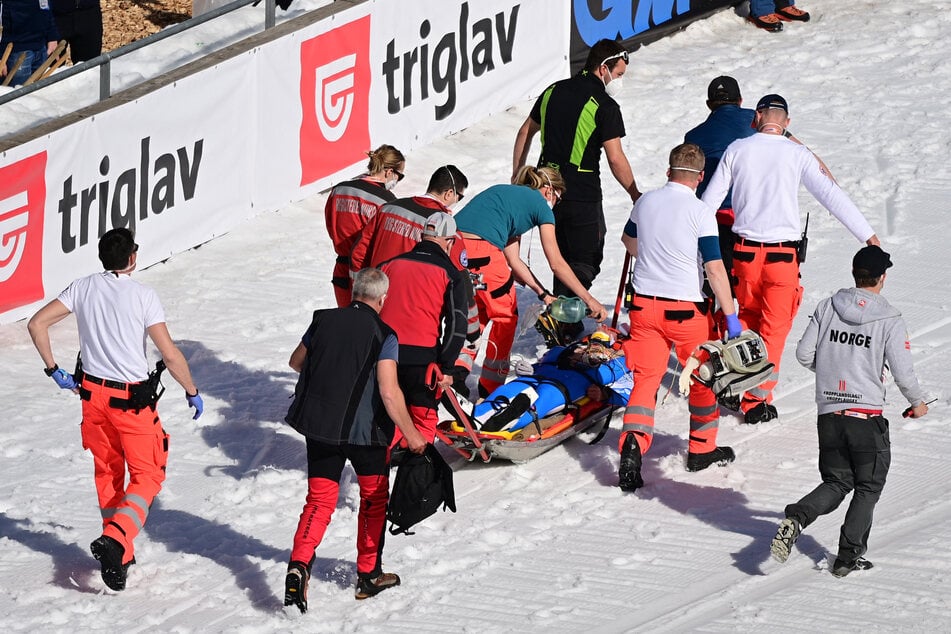 Im März 2021 stürzte er in einem Probedurchgang in Planica so schwer, dass er ins künstliche Koma versetzt werden musste.