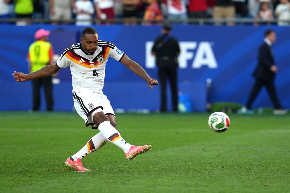 Jonathan Tah (30) übernahm Verantwortung und schoss den Ball übers Tor. Jetzt hat er sein Schweigen nach dem WM-Aus gebrochen.