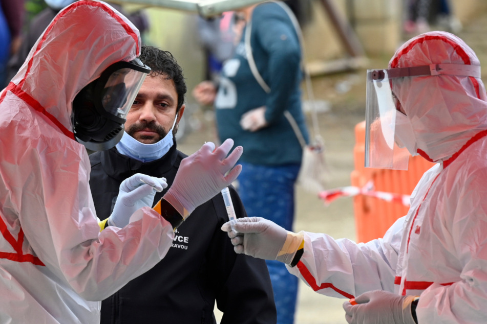 An den beiden kommenden Wochenenden will die slowakische Regierung fast die gesamte Bevölkerung des Landes auf das Coronavirus testen, wegen der steigenden Infektionszahlen.