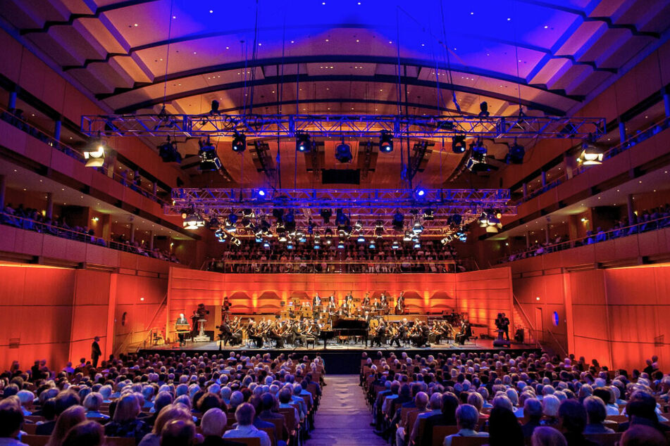 Bitte Platz nehmen und genießen. Tausende Besucher haben das Konzert bisher erleben können.