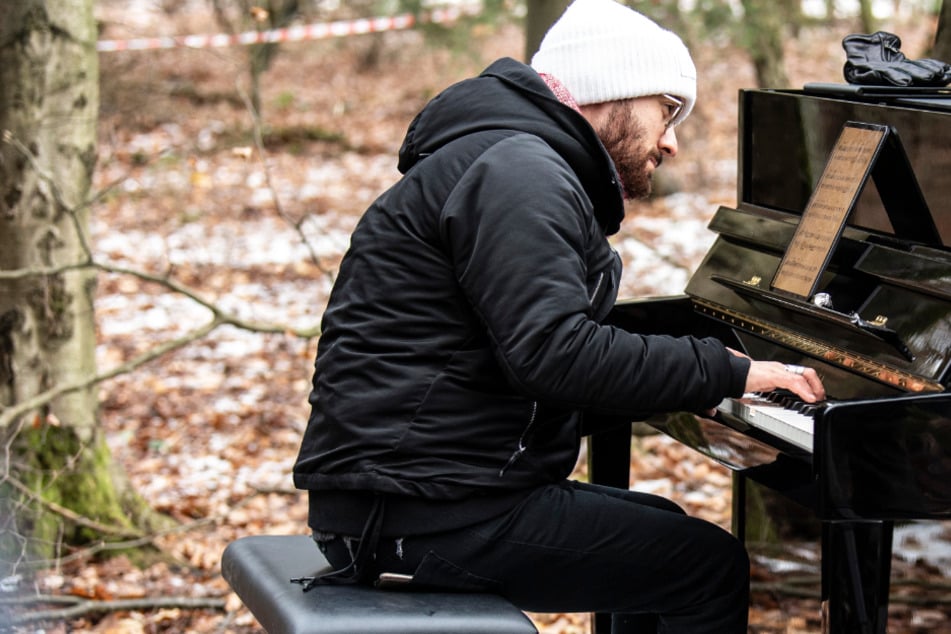 Der Pianist Igor Levit (33) spielte am Rande einer kahl geschlagenen Schneise im Dannenröder Forst.