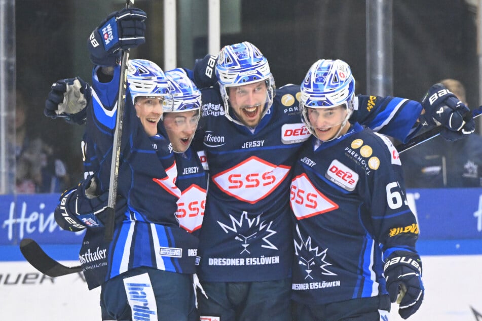 Johan Porsberger (v.l.), Tomas Andres, Simon Karlsson und David Rundqvist freuen sich über das 5:1.