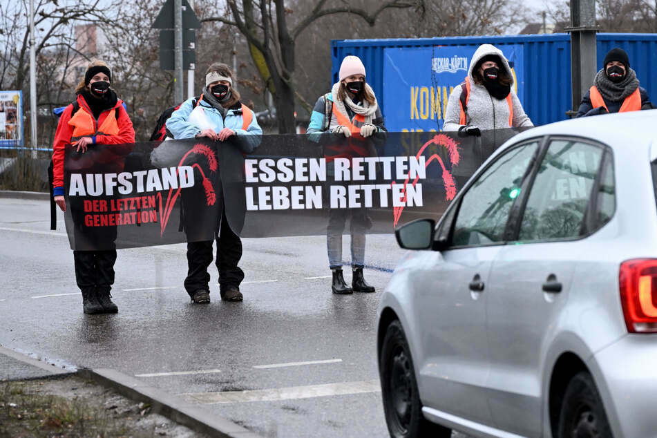 Ende Januar - wie hier in Stuttgart - standen die Aktivisten noch auf den Straßen. Inzwischen kleben sie sich fest und sorgen für Wut und Chaos.