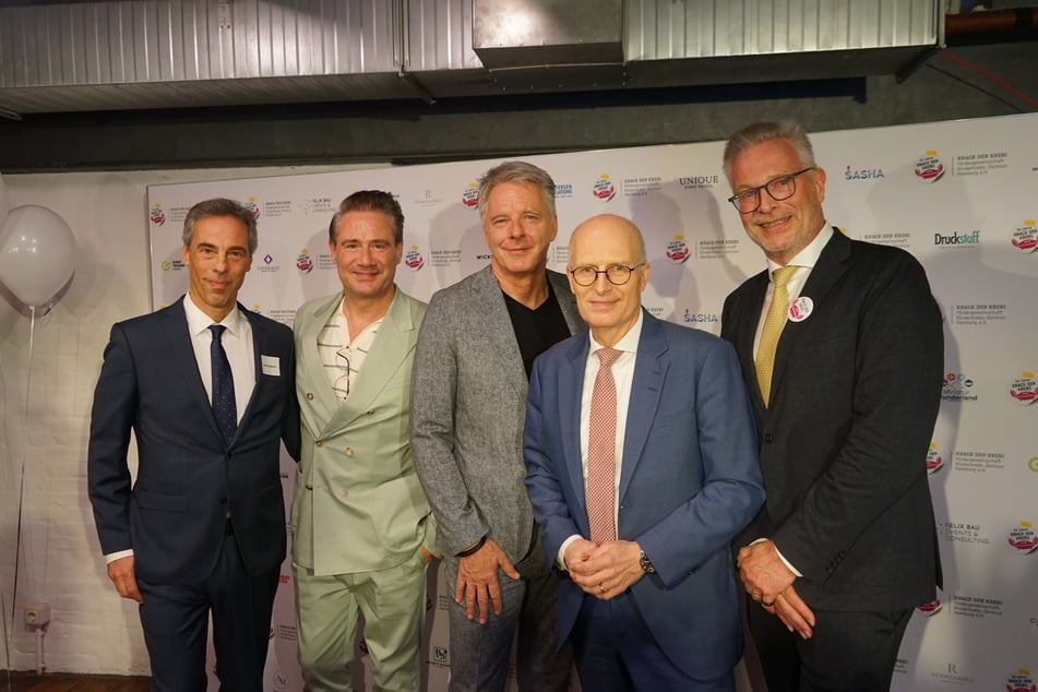 Von links nach rechts: Prof. Dr. Stefan Rutkowski, Leiter der Kinder-Onkologie am UKE, Sänger Sasha, Moderator Jörg Pilawa, Hamburgs Bürgermeister Peter Tschentscher und Dr. Holger Iversen.