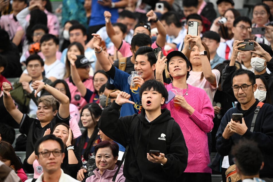 Daumen runter für Lionel Messi: Zahlreiche Fans in Hongkong reagierten gereizt auf das Fehlen des Superstars.