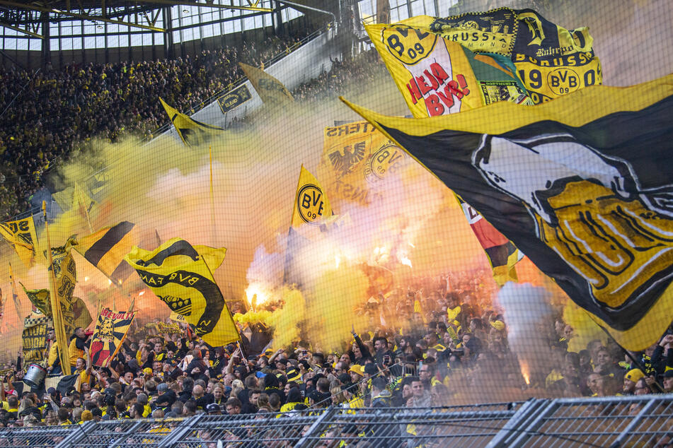 Viel Rauch verursachten die Anhänger des BVB beim Pokalspiel in Hannover im Oktober 2022. Nun gibt es Konsequenzen. (Archivbild)