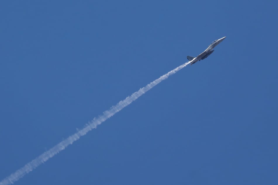 Trotz Waffenruhe greift das israelische Militär erneut Stellungen der Hisbollah im Nachbarland Libanon an. (Archivbild)