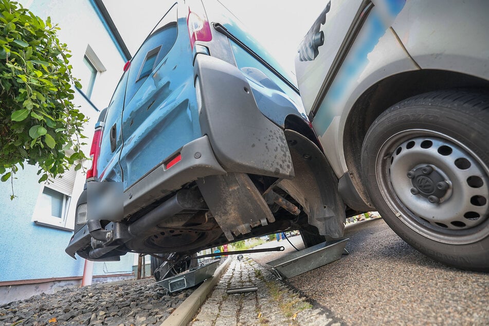 Der Opel-Transporter (links) verlor durch den Zusammenstoß einen Hinterreifen.