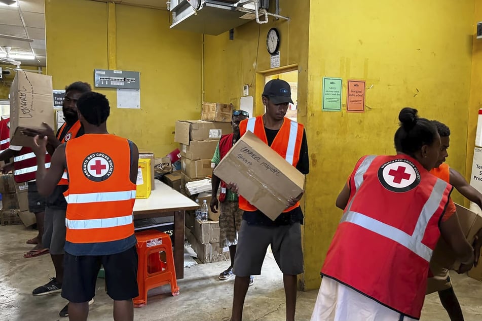 Rettungskräfte und Freiwillige arbeiten unermüdlich daran, den vom Erdbeben Betroffenen zu helfen.