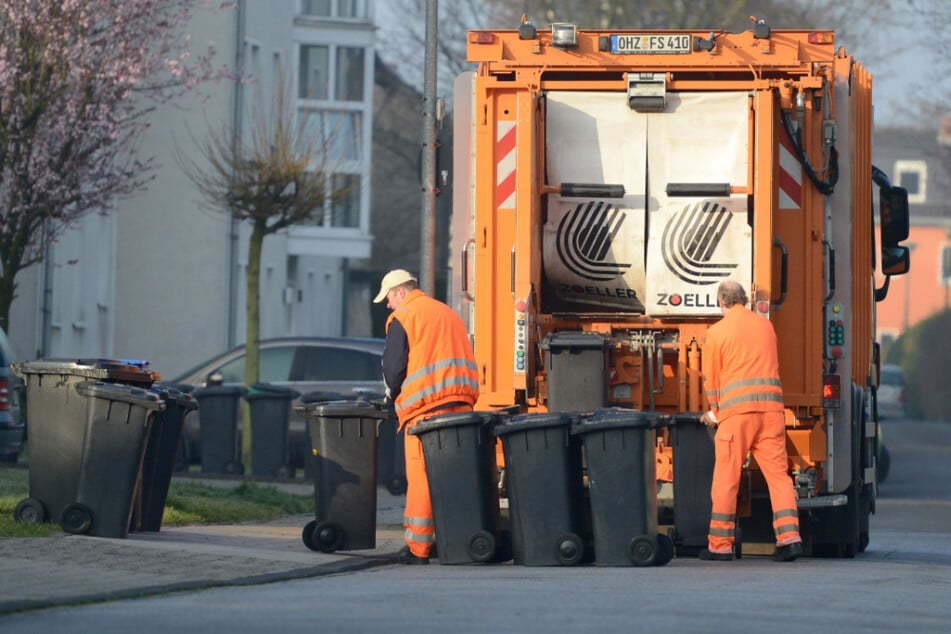 Ein beladener Müllwagen kann bis zu 26 Tonnen schwer sein. (Symbolbild)