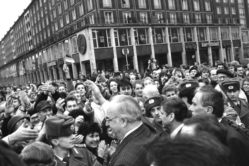 Im Dezember 1989 besuchte Bundeskanzler Helmut Kohl (†87) Dresden und schüttelte an der Seite von Berghofer die Hände vieler Dresdner.