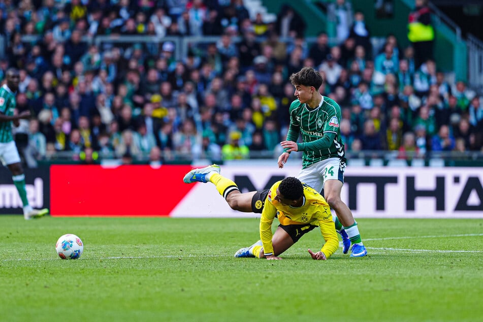 Patrice Covic (19, r.) im Bundesligaspiel der Bremer gegen Borussia Dortmund gegen Jobe Bellingham (20) im Mai. Auf 16 Erstligaeinsätze bringt es der 19-Jährige bisher.