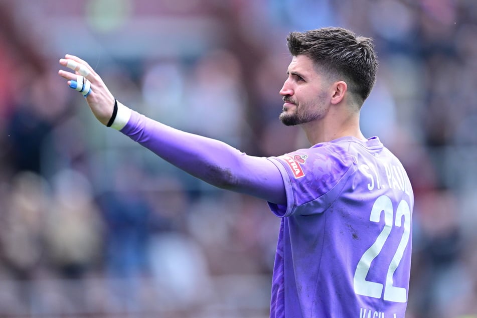 Stammkeeper Nikola Vasilj (30) muss sich nach fünf Jahren bei St. Pauli bei den Fans verabschieden.