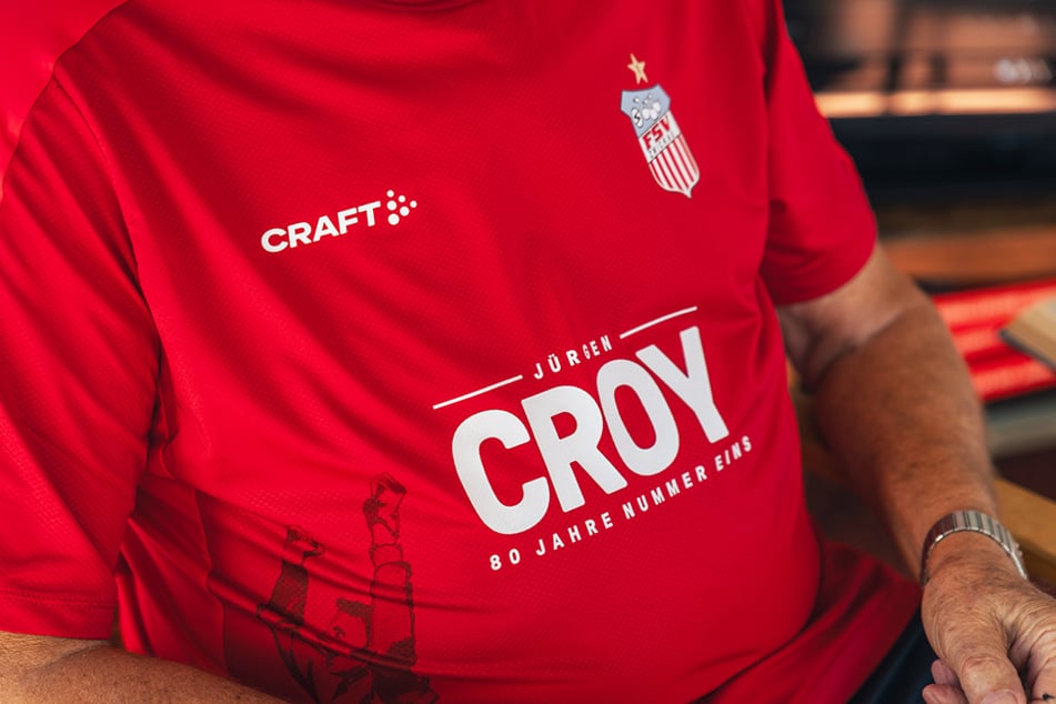 Das Sondertrikot zeigt Croys Jubel aus dem Pokalfinale 1975.