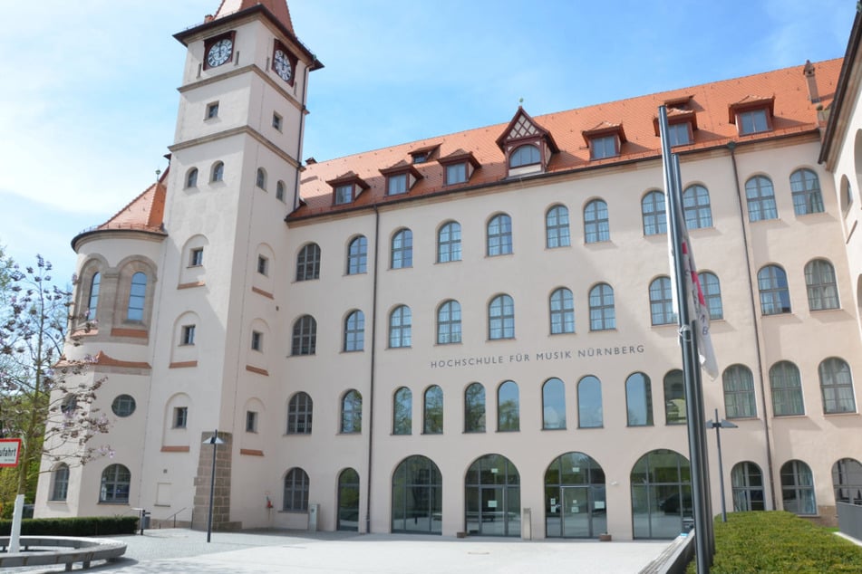 Bayerns Kunstminister Blume (CSU) fordert, die an der Musikhochschule Nürnberg im Raum stehenden Vorwürfe sorgfältig aufzuklären.