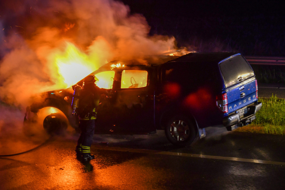 Unfall A1: Auto brennt lichterloh auf Autobahn! A1 voll gesperrt