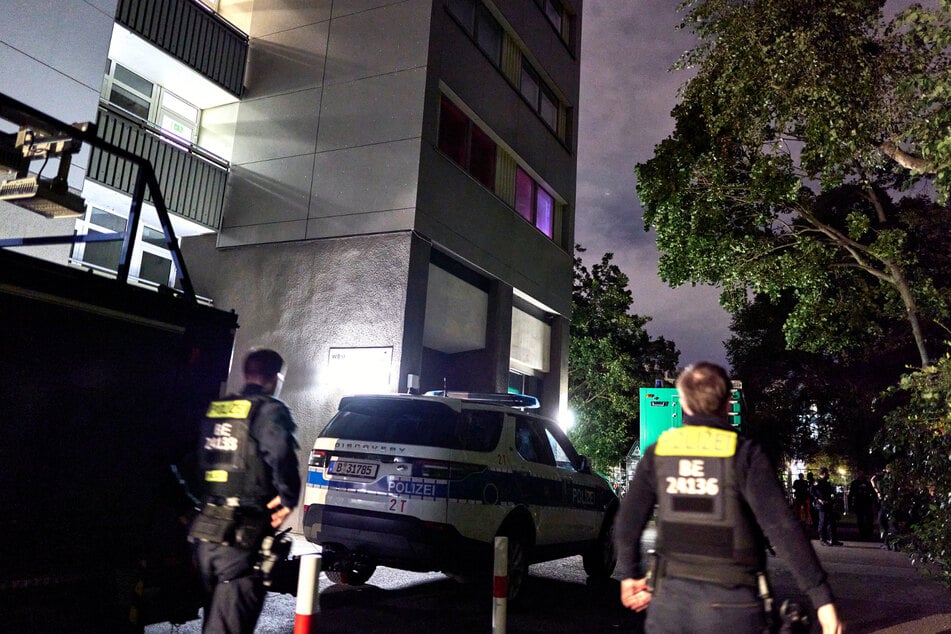 Polizisten haben einen Sperrkreis eingerichtet.