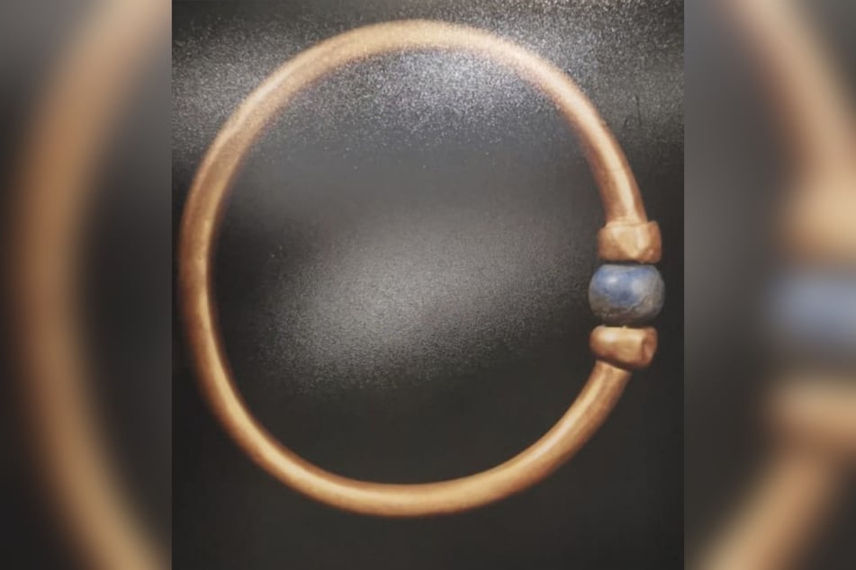 Eine Restauratorin hat den 3000 Jahre alten Armreif gestohlen und weiter verkauft.