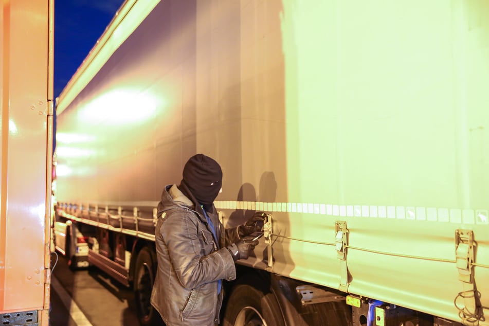 Die Täter schnappten sich Fahrzeugteile im Wert von Zehntausenden Euro. (Symbolfoto)