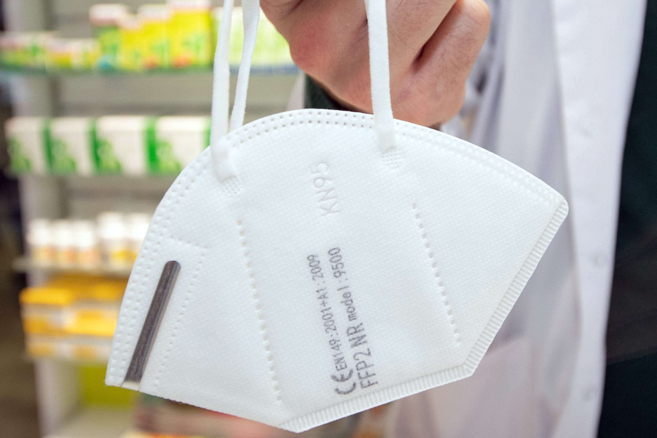 Im Streit zwischen dem Bund und mehreren Firmen um die Bezahlung von Schutzmasken hat das Landgericht Bonn die Klage eines Lieferanten abgewiesen. Die Masken seien mangelhaft und hätten Produktfehler. (Symbolbild)