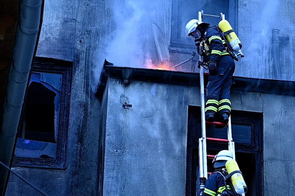 Hamburg: Wildes Flammen-Inferno in der Nacht: 49 Personen aus Kneipe gerettet