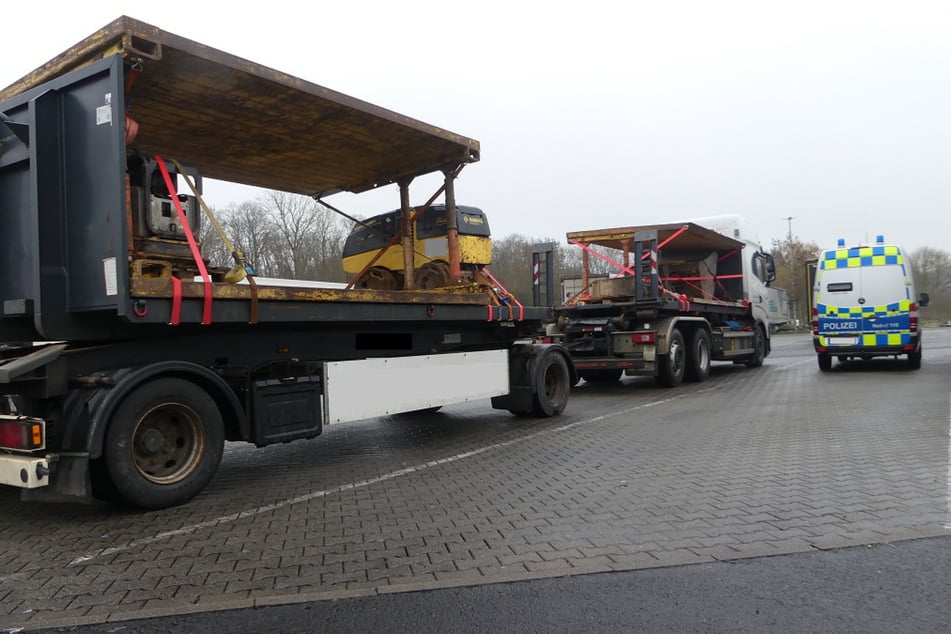 Vor allem die enorm schwere Grabenwalze stellte ein erhebliches Risiko für andere Verkehrsteilnehmer dar.
