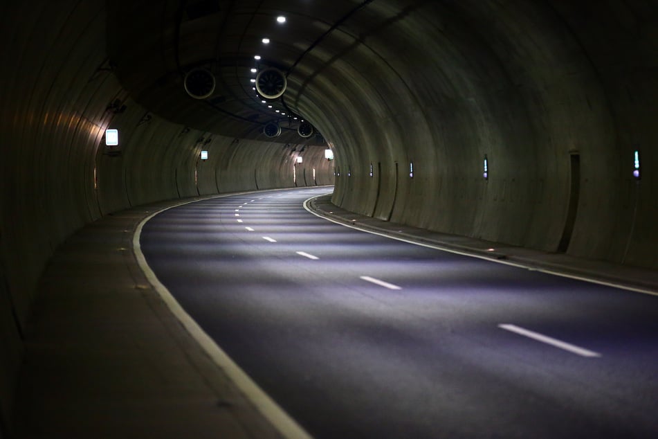 Tunnel auf A71 gesperrt: Fast 300 Einsatzkräfte vor Ort - was ist da passiert?
