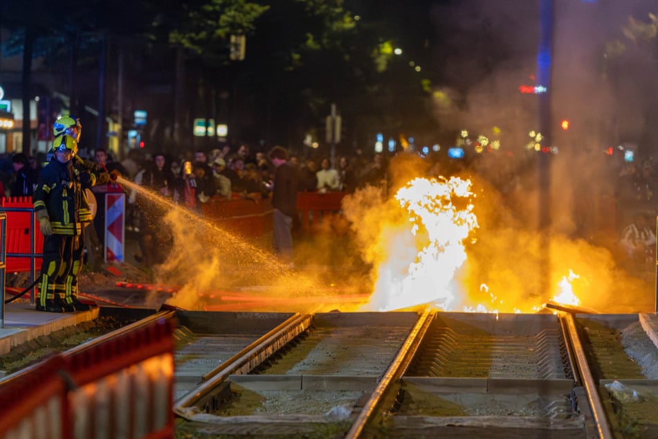 Die Einsatzkräfte löschten die Flammen im Baustellenbereich.