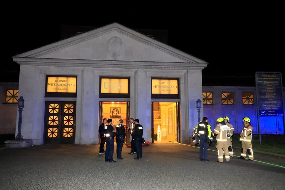 Die Berliner Feuerwehr wurde in der Nacht zu Donnerstag zum U-Bahnhof Wittenbergplatz nach Berlin-Charlottenburg alarmiert. Im Bereich des U-Bahnhofes kam es zu einer starken Rauchentwicklung.