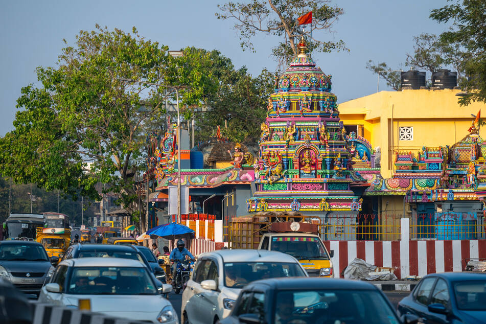 Ein Hindutempel am Straßenrand in Coimbatore.