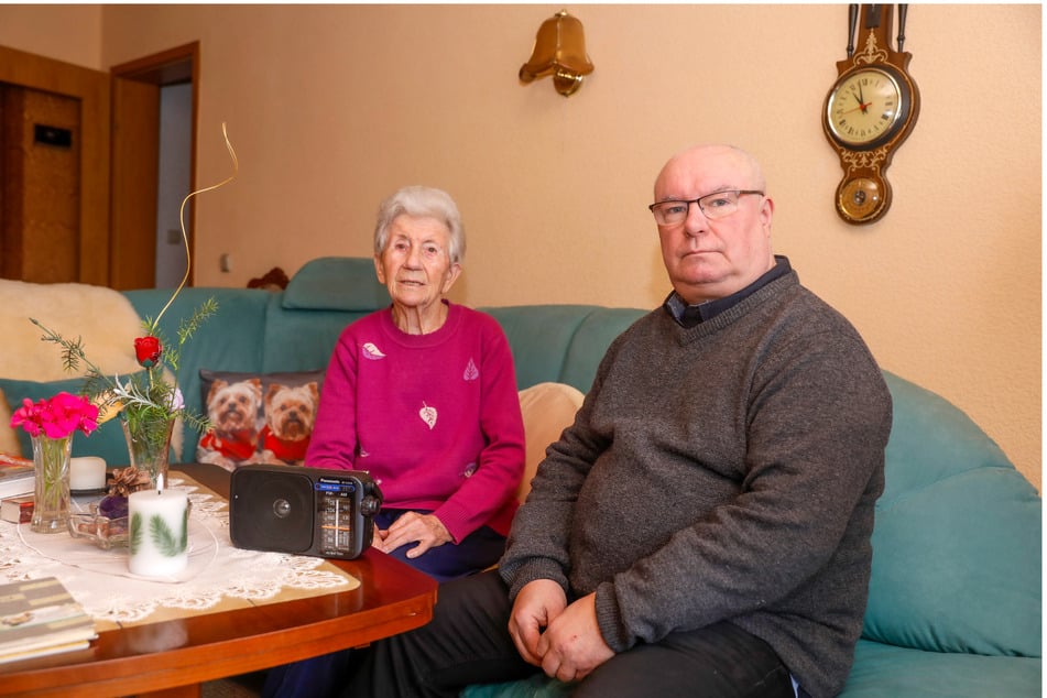 Was lange währt: Liselotte Kroschwald (87) hört Musik und Nachrichten aus ihrem guten alten DDR-Radio. Nachbar Torsten Neumann lauscht mit.