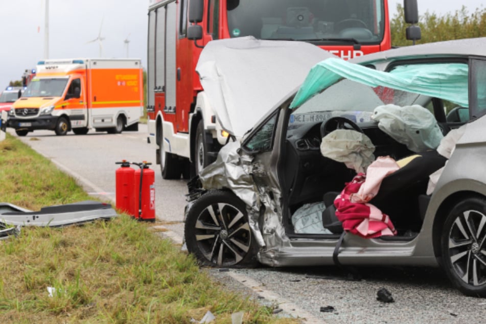 Illegales Wendemanöver? Sieben Menschen bei Unfall teils schwer verletzt