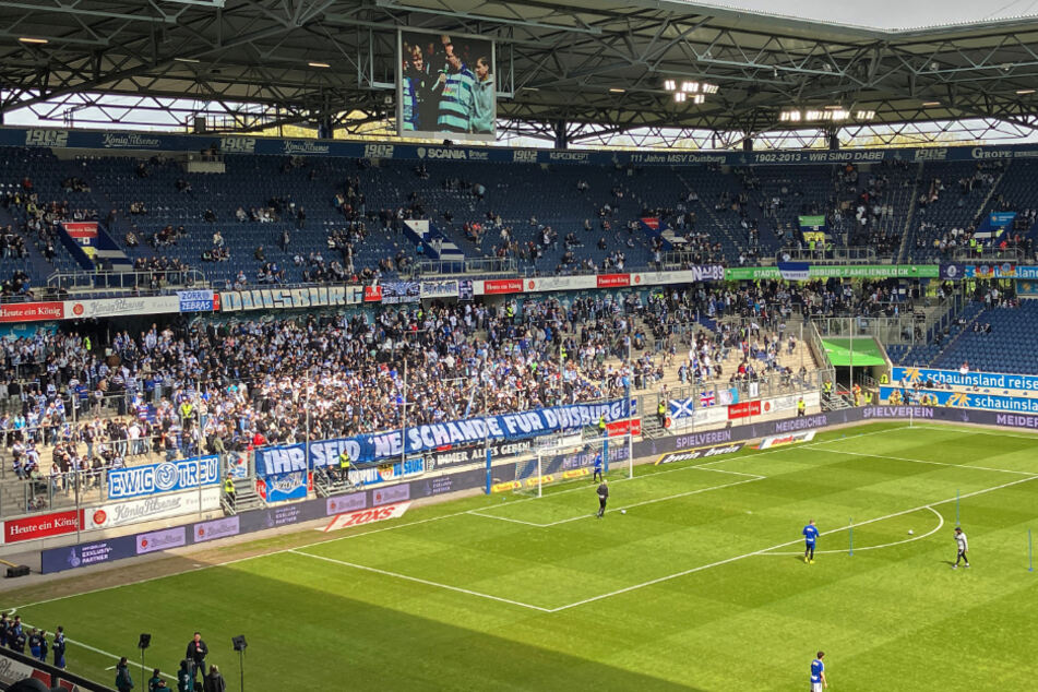 Fans des MSV Duisburg haben vor dem Spiel gegen den SV Sandhausen ein Transparent mit dem Slogan "Ihr seid 'ne Schande für Duisburg" aufgehängt.