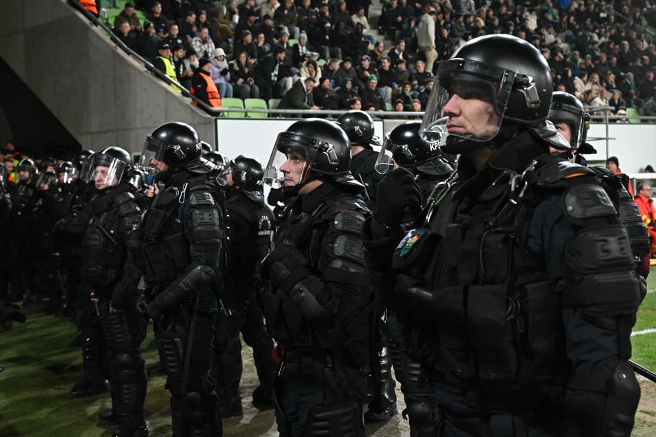 Polizei im Stadion-Innenraum: Einsatzkräfte in schwerer Montur positionierten sich an den Zuschauerrängen, sicherten so das Spiel ab.