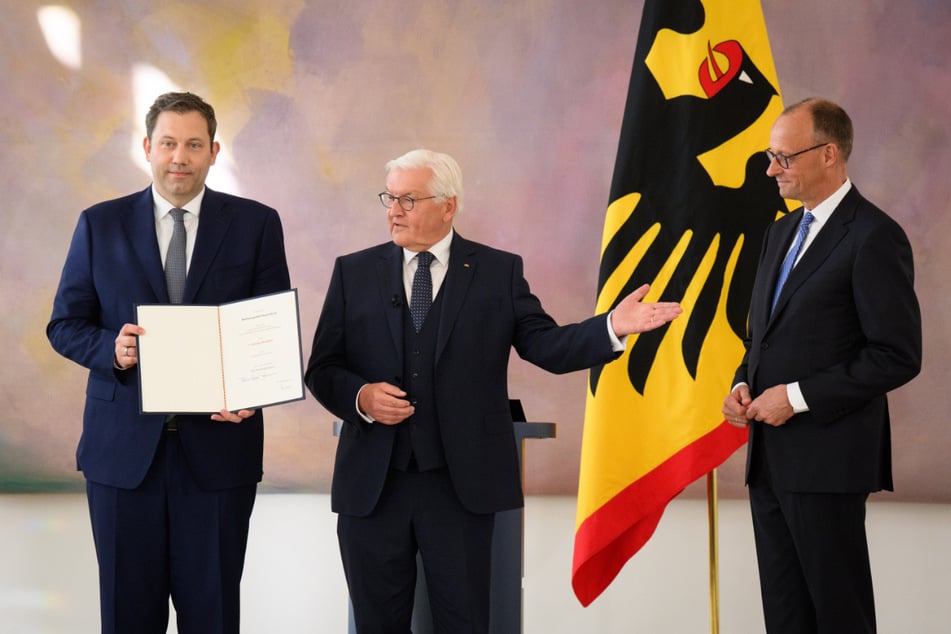 Lars Klingbeil (47, v.l.), Frank-Walter Steinmeier (69) und Friedrich Merz (69) bekommen satte Gehaltserhöhungen.